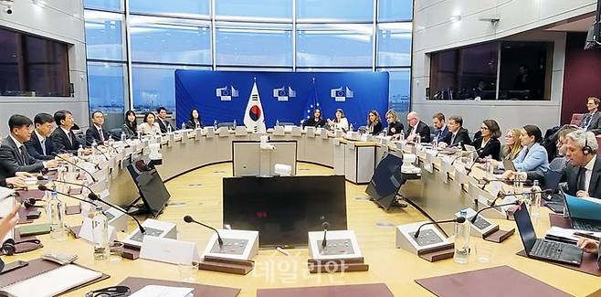 안덕근 산업통상자원부 통상교섭본부장이 지난해 12월 30일(현지시간) 벨기에 브뤼셀 EU 집행위원회에서 열린 제10차 한-EU FTA 무역위원회에서 인사말을 하고 있다.ⓒ뉴시스