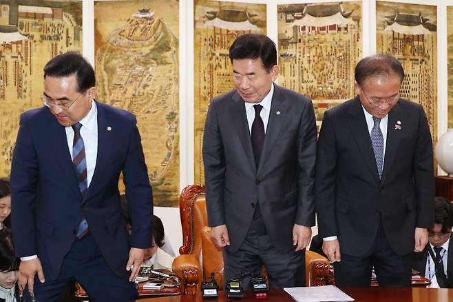 국민의힘 윤재옥 원내대표(오른쪽)와 더불어민주당 박홍근 원내대표(왼쪽)가 26일 국회 의장집무실에서 열린 국회의장 주재 교섭단체 원내대표 회동에서 기념촬영을 하고 있다. 사진=서동일 기자