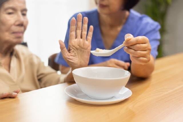 나이가 들수록 혀의 미각 세포 수가 감소하고 기능이 퇴화해 입맛이 떨어질 수 있다./사진=게티이미지뱅크