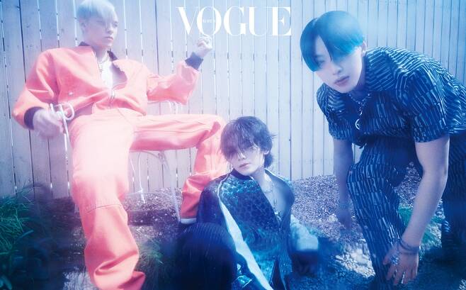 Seventeen members Hoshi, Uzi and Vernon graced the cover of fashion magazine Digital.Fashion magazine Vogue Korea released a picture cut and interview part of Hoshi, Uzi and Vernons chic and emotional appeal.Hoshi, Uzi, and Vernon are trendy styles with distinctive fashion sense, capturing the attention of the retro concept that reminds me of the late 1990s.In an interview, Hoshi asked about the performance of the mini 10th album FML, saying, Seventeen has to present something new to go one step further.This album also said, Lets try something we did not do. He asked the goal, I want to show Karat a stage that is not embarrassing.I want to be a group where (fans) can confidently say, Im a Seventeen fan, revealing their overflowing love for fans.Asked about the selection criteria for this album, Uzi said, I do not like to pretend.Rather than I have to write a song like this because the album is such a concept, Seventeen at that time can do the best, and try to capture what we think and experience.Thats what this album was about.Vernon said, If you ask me about my goal now, Im just showing you the title song as well as I prepared during my comeback. One more thing, I want to save the character. Since there are 13 members, I hope everyones presence will live.This title song seems to be better if each person is better, he said, interest and affection for each other as a secret of teamwork.IMBC  ⁇  Photo courtesy of Vogue Korea