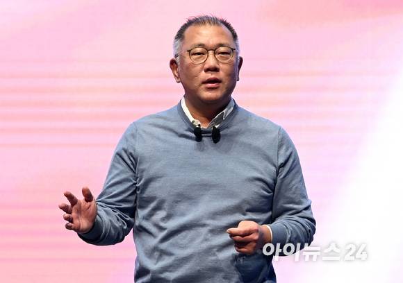 정의선 현대자동차그룹 회장이 지난 1 3일 오전 경기도 화성시 현대기아자동차남양기술연구소에서 열린 2023 현대차그룹 신년회에서 신년사를 하고 있다. [사진=김성진 기자]