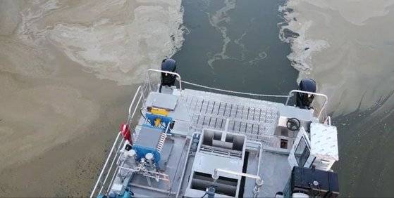 서울대 연구팀이 2020년 말 개발 완료한 녹조 제거선박. 기포를 발생해 남세균 덩어리를 만든 다음에 거둬들이는 방식이다. [서울대 한무영 교수 영상 캡쳐]