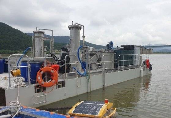 농축 탑재형 조류제거 선박. [한국환경산업기술원 보고서]