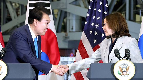 윤석열 대통령이 25일(현지시간) 워싱턴DC 인근의 미 항공우주국(NASA) 고다드 우주비행센터에서 열린 카멀라 해리스 미국 부통령과의 공동 연설에서 악수를 나누고 있다. 강정현 기자