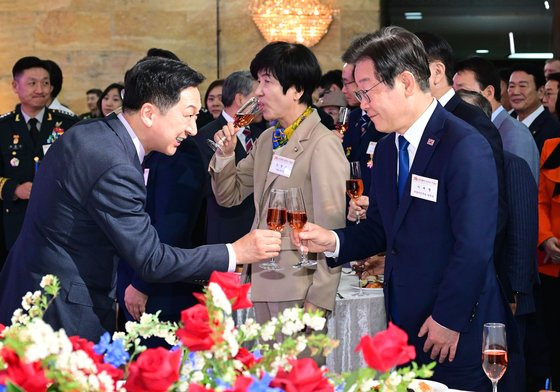 국민의힘 김기현 대표와 더불어민주당 이재명 대표가 26일 국회 로텐더홀에서 열린 한미동맹 70주년 리셉션에서 건배하고 있다. 국회사진기자단