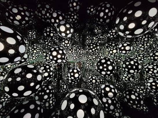 홍콩 M+미술관에 설치된 쿠사마의 신작 '점에 대한 집착-천국의 사랑에 대한 열망'. 거울로 만든 일종의 방 안에 물방울 무늬를 입힌 구형 구조물을 설치했다. 지금 아시아 제일의 '인스타 핫플레이스'로, 최대 20초간 안에서 사진찍을 시간을 준다. 다만 어지러움을 느낄 수 있어 속이 안 좋거나 전날 과음한 사람은 출입하지 않는 게 좋다.