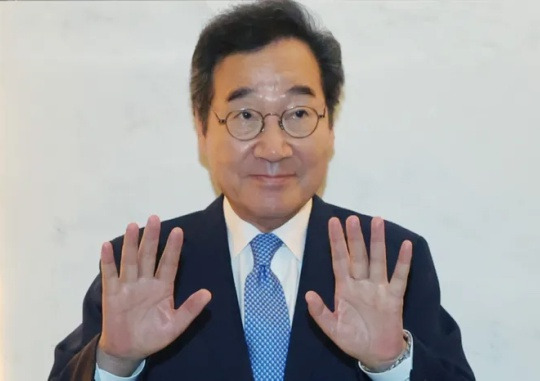 Lee Nak-yon (Lee Nak-yeon), former leader of the Democratic Party of Korea, greets supporters as he departs for the United States at Incheon International Airport on the morning of April 18. Yonhap News