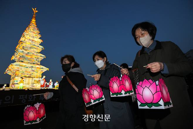 26일 서울 종로구 광화문광장에서 열린 ‘2023 부처님오신날 봉축점등식’에서 참석자들이 불을 밝힌 수마노탑 주변을 돌고 있다. 성동훈 기자