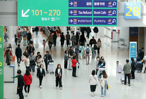 Incheon International Airport Terminal 1 with travelers on Wednesday. [NEWS1]