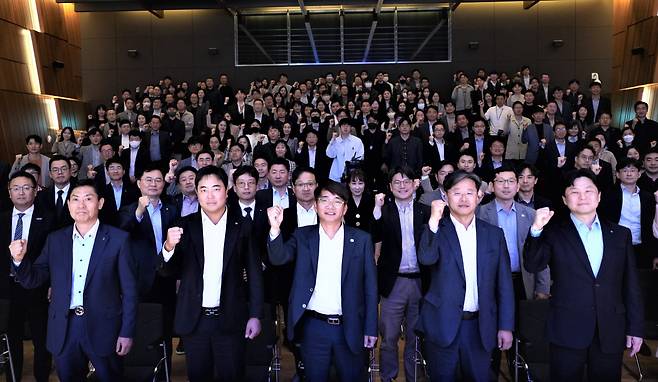 지난 25일 서울시 중구 페럼타워에서 열린 신한라이프 타운홀 미팅에서 이영종 사장(가운데)과 임태조 B2B사업그룹장(왼쪽 첫번째), 김범수 FC사업그룹장(왼쪽 두번째), 이후경 DB사업그룹장(오른쪽 첫번째), 김순기 전략기획그룹장(오른쪽 두번째) 및 임직원들이 기념 촬영을 하고 있다. [신한라이프 제공]