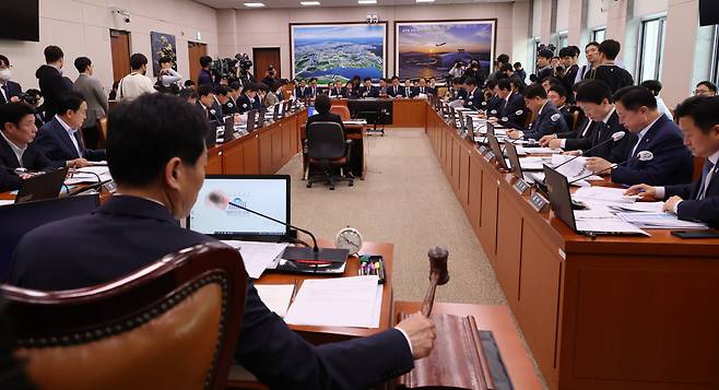 김민기 국토교통위원장이 20일 오전 서울 여의도 국회에서 열린 국토교통위원회 전체회의에서 의사봉을 두드리고 있다. [연합]