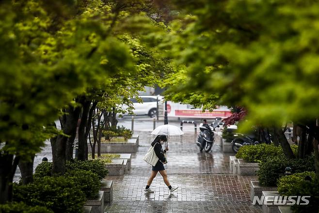 [서울=뉴시스] 정병혁 기자 = 비가 내린 18일 오전 서울 성북구 고려대학교에서 학생들이 우산을 쓴 채 이동하고 있다. 2023.04.18. jhope@newsis.com