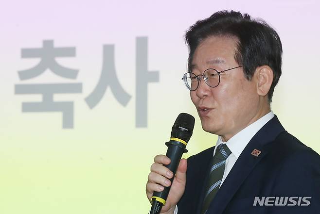 [서울=뉴시스] 고범준 기자 = 이재명 더불어민주당 대표가 25일 오후 서울 여의도 국회 의원회관에서 열린 사회적경제위원회 출범식에서 축사하고 있다. 2023.04.25. bjko@newsis.com