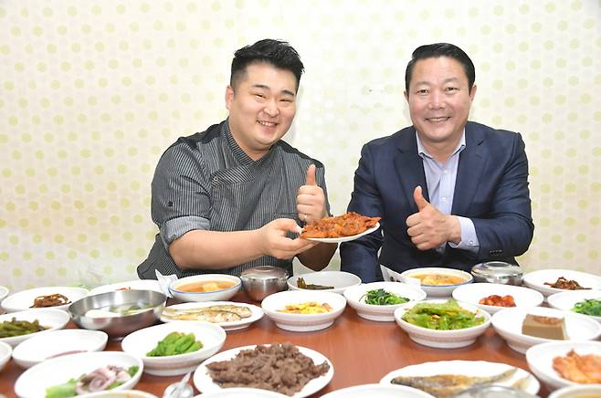 순창군이 유명유리사 이원일 셰프와 함께 지역대표음식으로 '순창 고추장불고기'를 개발기로 했다. 최영일 순창군수(오른쪽)와 이원일 셰프(왼쪽)가 함께 사진을 찍고 있다. *재판매 및 DB 금지