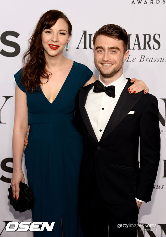 Harry Potter actor Daniel Radcliffe has become a father.Daniel Radcliffes lover, Erin Dark Dark, gave birth to their first child, Daniel Radcliffe, who was spotted strolling the streets of New York with a stroller, according to foreign media reports on the 25th.However, the birth date and gender of the child are veiled.Daniel Radcliffe proposed to an older woman, Erin Dark Dark, who was born in Michigan, aged five, and is an actress and writer.He is about 5cm taller than Daniel Radcliffe.The couple met on the set of Kill Your Darling in 2013.They had a secret romance for about a year and have been in a relationship for about 10 years after admitting their romance in 2014.They didnt have a wedding, but they are receiving greater congratulations from fans by holding their first child in their arms.Meanwhile, the Harry Potter series, written by Joanne K. Rowling, has become a world bestseller and has been published in 64 languages, up to seven, with sales of 325 million copies.Since 2001, a total of eight films have been produced over a 10-year period, earning more than 14 trillion won at the former World Box Office.Daniel Radcliffe won the explosive love of all world fantasy fans as the main character Harry Potter.