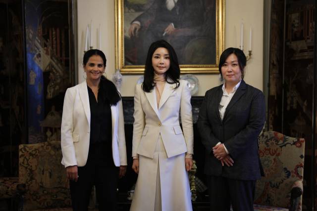 ▲미국을 국빈 방문 중인 윤석열 대통령 부인 김건희 여사가 24일(현지시간) 워싱턴DC 블레어하우스에서 벨라 바자리아(왼쪽) 넷플릭스 최고콘텐츠책임자(CCO)를 접견한 뒤 김민영 넷플릭스 아시아태평양 콘텐츠 총괄 책임자(오른쪽)와 기념촬영을 하고 있다. ⓒ연합뉴스