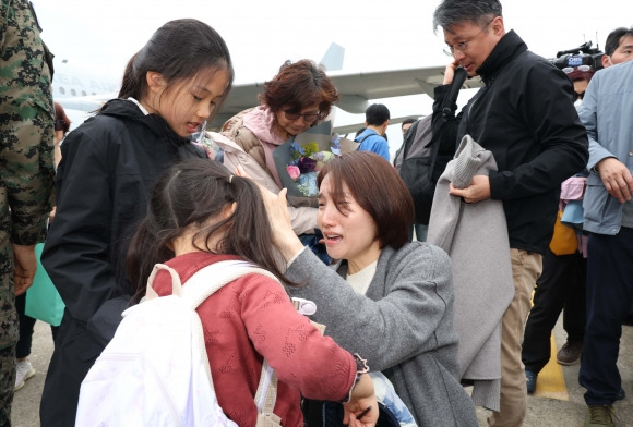 군벌 간 무력 충돌이 벌어진 수단에서 정부의 ‘프라미스’ 철수 작전으로 탈출한 교민 어린이가 25일 성남 서울공항에서 가족과 상봉하고 있다. 이 어린이를 포함한 교민 28명은 공군 공중급유수송기 KC330을 타고 이날 무사히 귀국했다. 사진공동취재단