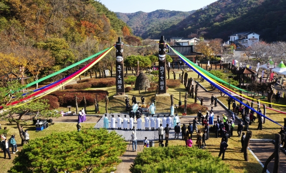 충남에서 가장 작은 청양군이 재선 김돈곤 군수의 추진력에 힘입어 관광과 첨단산업의 명소로 변신하고 있다. 청양 장곡사 주변에서 ‘장승대제’가 열리고 있다. 청양군 제공