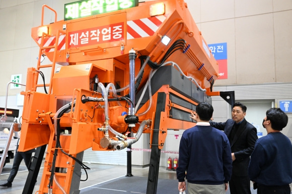 26일 오후 경기도 고양시 킨텍스에서 열린 ‘코리아 나라장터 엑스포 2023’에서 관람객들이 전시장을 둘러보고 있다. 2023.04.26. 도준석 기자