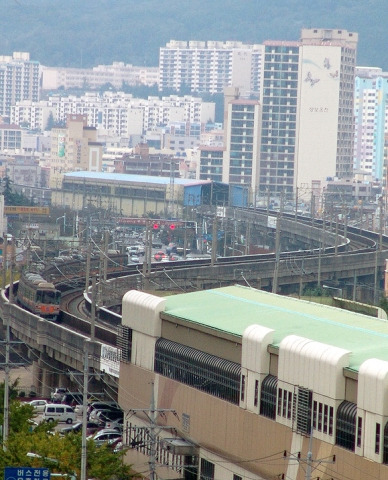 부산지하철 1호선 명륜동역~온천장역 고가구간./사진제공=부산교통공사