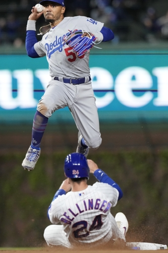 MLB 데뷔 후 처음으로 유격수로 나선 LA 다저스 무키 베츠가 20일(현지시간) 시카고 컵스를 상대로 더블플레이 수비를 위해 1루로 점프 송구를 시도하고 있다. AP연합뉴스