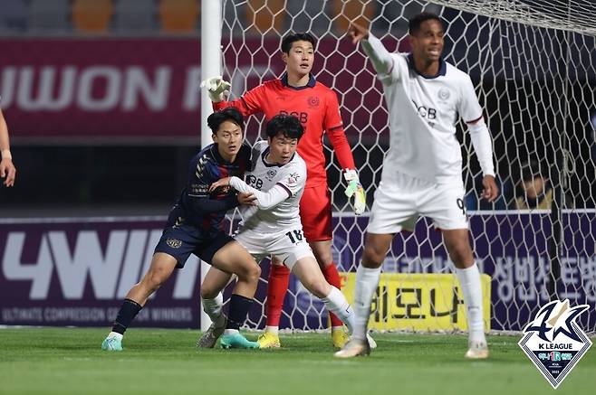 ▲ 치열한 경기 끝에 승점 1씩을 챙긴 수원FC와 대구. ⓒ한국프로축구연맹