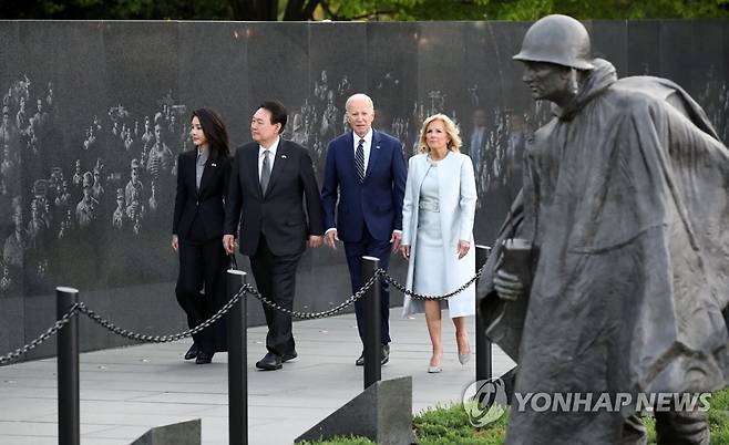 한국전참전용사기념공원 참배하는 한미 정상 (워싱턴=연합뉴스) 진성철 기자 = 미국을 국빈 방문한 윤석열 대통령과 조 바이든 미국 대통령 내외가 25일(현지시간) 워싱턴DC 한국전참전용사기념공원을 참배하고 있다. 2023.4.26 zjin@yna.co.kr