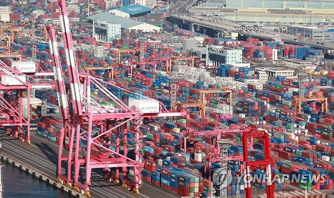 부산항 하역작업 (부산=연합뉴스) 차근호 기자 = 2일 부산 남구 부산항 감만 부두에서 컨테이너 하역작업이 진행되고 있다. 2023.4.2 ready@yna.co.kr