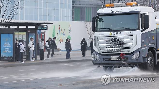 지난 3월 20일 오전 서울 세종대로에서 살수차가 도로 위에 물을 뿌리며 미세먼지 등을 씻어내고 있다. [연합뉴스 자료사진]