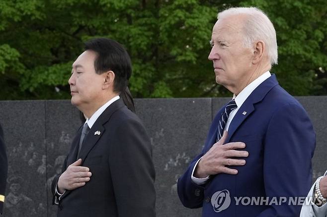 한국전 참전용사 기념공원 방문해 묵념하는 한미 정상 (워싱턴DC AP=연합뉴스) 미국을 국빈 방문 중인 윤석열 대통령(왼쪽)과 조 바이든 미국 대통령이 25일(현지시간) 워싱턴DC 한국전 참전용사 기념공원에서 헌화한 뒤 묵념하고 있다. 2023.04.26 ddy04002@yna.co.kr