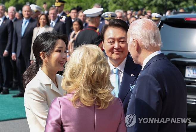 환영식에서 인사 나누는 한미 정상 (워싱턴=연합뉴스) 임헌정 기자 = 미국을 국빈 방문한 윤석열 대통령과 부인 김건희 여사가 26일(현지시간) 워싱턴DC 백악관에서 열린 공식 환영식에서 영접 나온 조 바이든 미국 대통령 내외와 인사하고 있다.  2023.4.26 kane@yna.co.kr