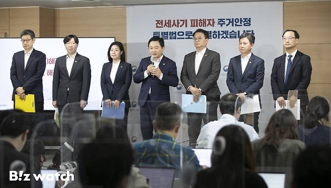 원희룡 국토교통부 장관이 27일 오전 서울 종로구 정부서울청사에서 전세 사기 피해자 지원방안을 발표하고 있다./사진=이명근 기자 qwe123@