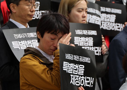 26일 국회 앞에서 열린 전세사기 특별법 제정 촉구 기자회견에서 한 참석자가 눈물을 닦고 있다. (사진=연합뉴스)