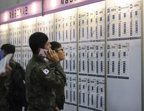 국군 장병들이 18일 경기 고양시 킨텍스에서 열린 2023년 전반기 국군장병 취업박람회에서 일자리를 알아보고 있다.(사진=뉴시스 제공)