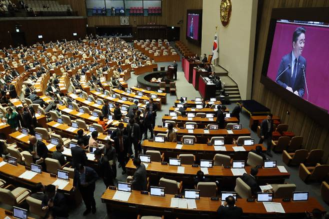 27일 오후 국회에서 열린 본회의에서 국민의힘 의원들이 의료법 일부개정법률안 및 간호법안에 대한 투표를 거부하며 본회의장을 떠나고 있다. (사진=연합뉴스)