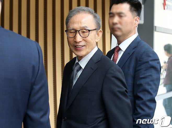 이명박 전 대통령이 26일 오후 연극 ‘파우스트’를 관람하기 위해 서울 강서구 LG아트센터에 들어서며 미소를 짓고 있다. 2023.4.26/뉴스1 ⓒ News1 김진환 기자