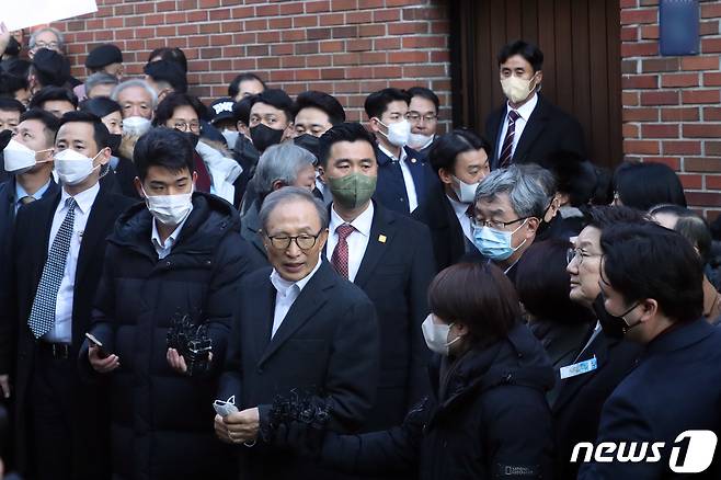 신년 특별사면으로 4년 9개월 만에 사면·복권된 이명박 전 대통령이 30일 오후 서울 강남구 사저 앞에서 소감을 밝히고 있다. 2022.12.30/뉴스1