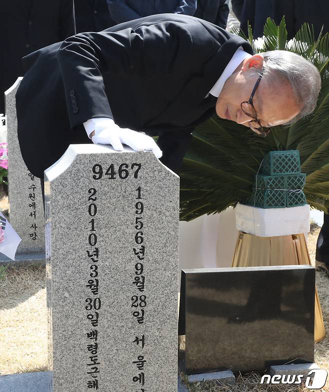 이명박 전 대통령이 서해수호의 날을 앞두고 22일 대전 유성구 국립대전현충원을 찾아 천안함 46용사 묘역에 참배한 뒤 묘비를 바라보고 있다. 2023.3.22/뉴스1 ⓒ News1 김기태 기자