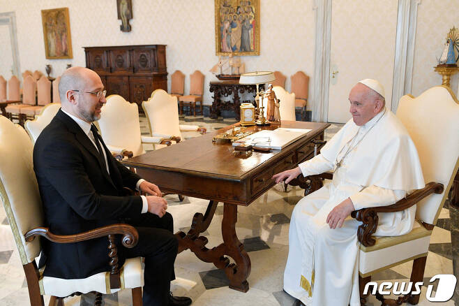 프란치스코 교황이 바티칸에서 27일 데니스 슈미할 우크라이나 총리(왼쪽)를 만나고 있다. 2023.04.27/뉴스1 ⓒ 로이터=뉴스1 ⓒ News1 김민수 기자