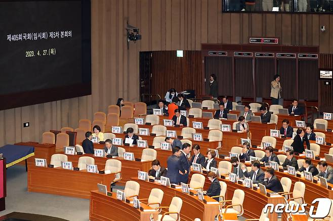 국민의힘 의원들이 27일 오후 제 405회 국회(임시회) 제5차 본회의에서 더불어민주당을 규탄하는 손팻말을 자리에 부착한 채 참석해 있다. 2023.4.27/뉴스1 ⓒ News1 황기선 기자