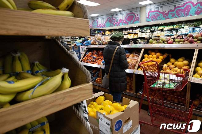 미국 뉴욕의 한 슈퍼마켓에서 물건을 고르는 사람의 모습<자료사진>ⓒ AFP=뉴스1 ⓒ News1 김예슬 기자