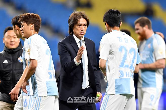 울산 홍명보 감독이 25일 인천축구전용구장에서 열린 인천 유나이티드와 원정 경기에서 1-0으로 승리한 후 선수들과 하이파이브를 나누고 있다. 인천 | 강영조기자 kanjo@sportsseoul.com