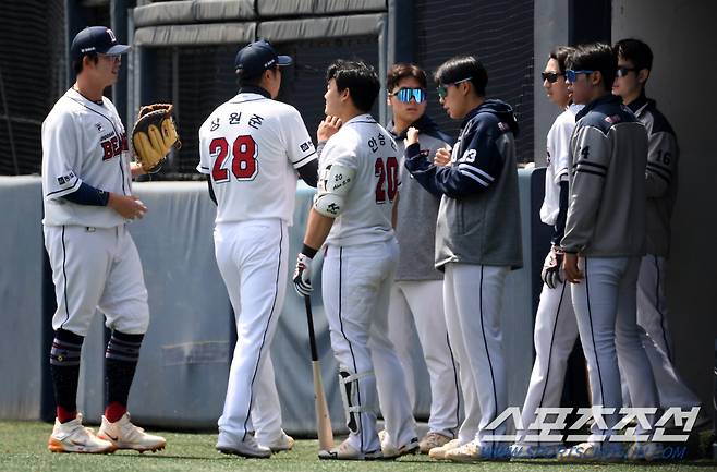 2023 KBO 퓨처스리그 두산 베어스와 KIA 타이거즈의 DH 1차전 경기가 27일 이천 두산베어스파크에서 열렸다. 두산 장원준이 이닝을 마친 뒤 더그아웃에 들어서며 하이파이브를 하고 있다. 이천=박재만 기자pjm@sportschosun.com/2023.04.27/