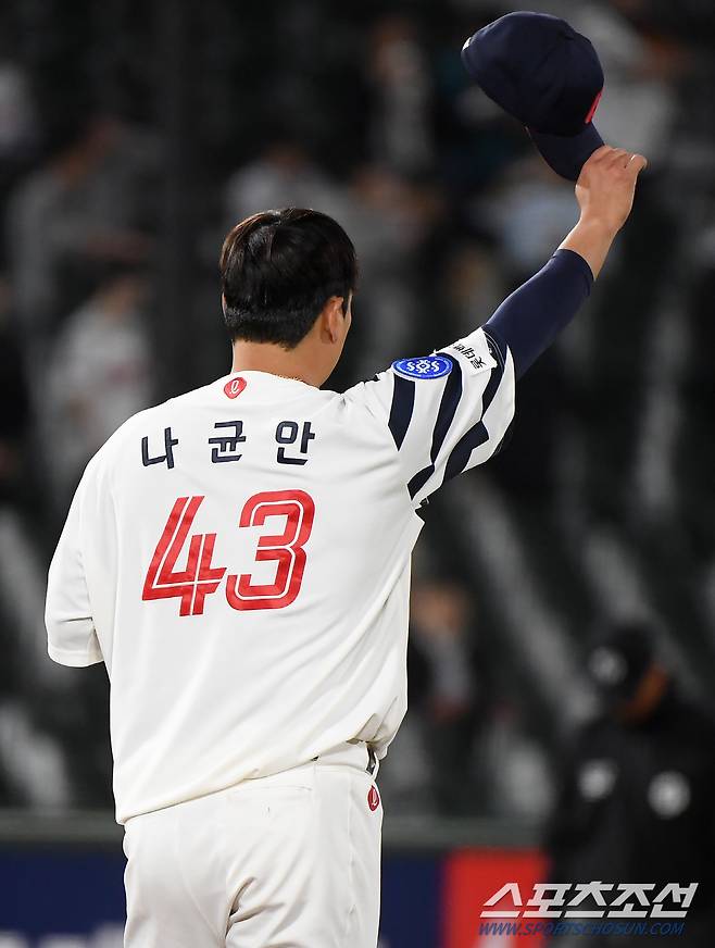 7회초 1사 좌익수 황성빈이 정은윈의 타구를 호수비로 잡아냈다. 나균안이 모자를 벗어 고마움을 표시하고 있다. 부산=정재근 기자 cjg@sportschosun.com