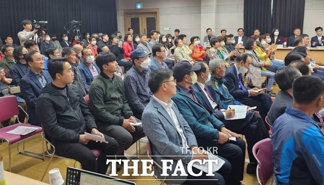 광양시 태인동 시민들이 '시민과의 대화' 자리에서 시정 성과와 운영 방향에 대해 귀를 기울이고 있다. /유홍철 기자