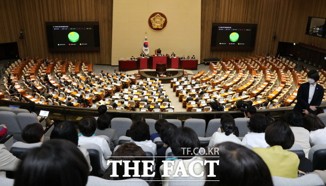 27일 국회 본회의에서 간호법 제정안, 의료법 개정안이 국민의힘의 표결 불참 속에 가결됐다. /뉴시스