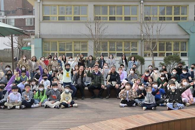 김길성 중구청장(앞줄 가운데)이 3월22일 남산초등학교 학생과 함께하는 식목행사에 참여하고 있다. [사진제공=중구청]