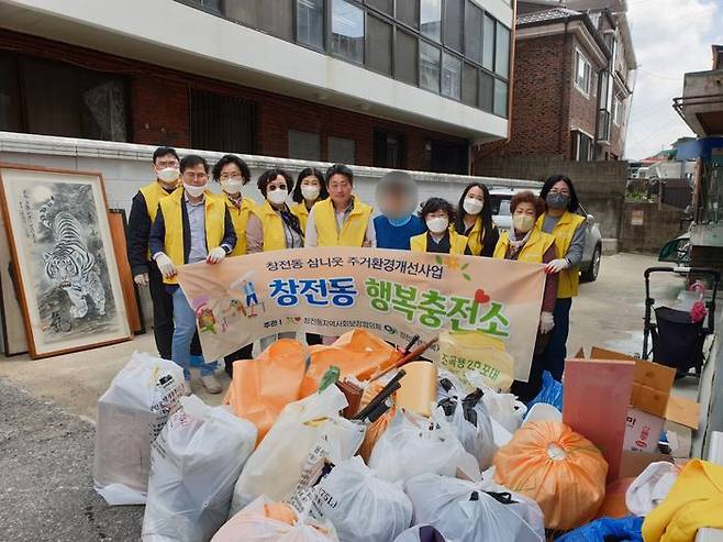 창전동 지역사회보장협의체 주거환경개선사업 참여 위원들의 모습ⓒ이천시 제공