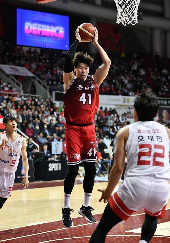 3점슛 2개를 포함해 21득점 9리바운드로 활약한 KGC 오세근(가운데). KBL 포토