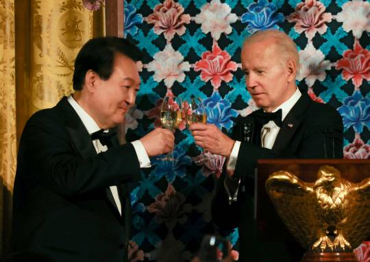 미국을 국빈 방문한 윤석열 대통령과 조 바이든 미국 대통령이 26일(현지시간) 워싱턴DC 백악관에서 열린 국빈만찬에서 건배하고 있다. 연합뉴스